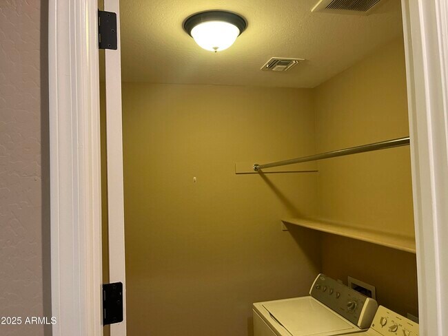 Building Photo - 2680 E Lodgepole Dr