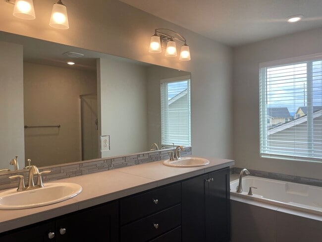 Building Photo - 4 Bed 2.5 Bath Home! Located near the Ridgefield Outdoor Recreation Center, equestrian facilities...