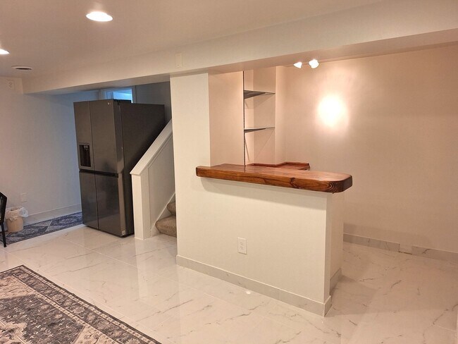 Building Photo - 227 Juneway Terrace