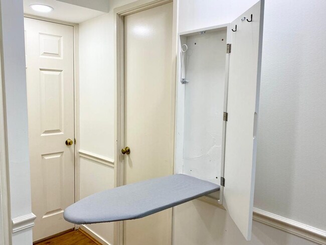 Building Photo - 2361 Hunters Square Ct