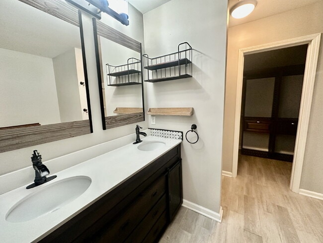 Building Photo - Spacious Townhome with a Private Courtyard in Westbury Park!
