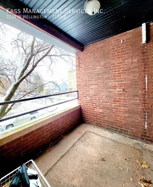 Building Photo - Pet Friendly Logan Square 2 Bed with In Un...