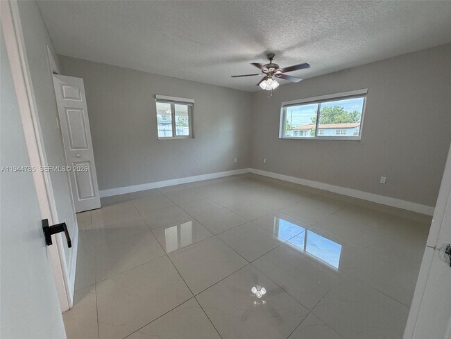 Building Photo - 9920 Jamaica Dr