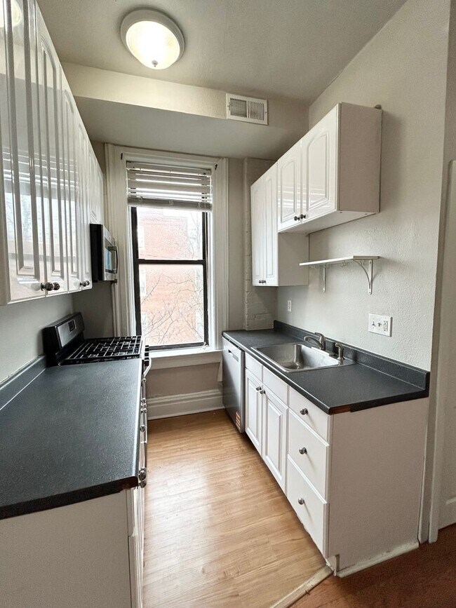 Building Photo - 2300 S 9th St