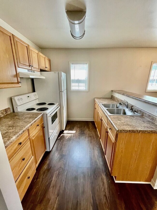Building Photo - 1 Bedroom 1 Bath Duplex Cute and charming area in the heart of Huntersville... perfect for single...