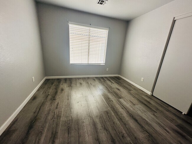 Building Photo - 10911 Vallerosa St