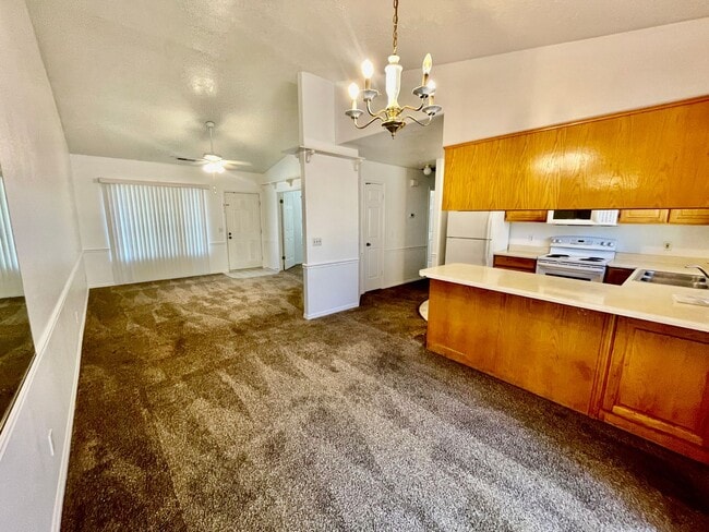 Building Photo - Adorable 3-BR Home with Garage and Amenities