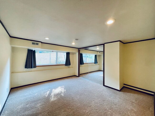 Building Photo - Massive House with Elegant Finishes in Madison Valley!