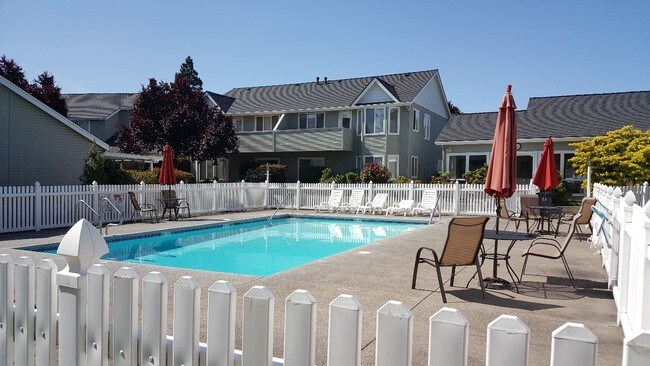 pool area - 1224 N Modoc Ave