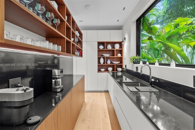 Building Photo - 3306 NE 16th St