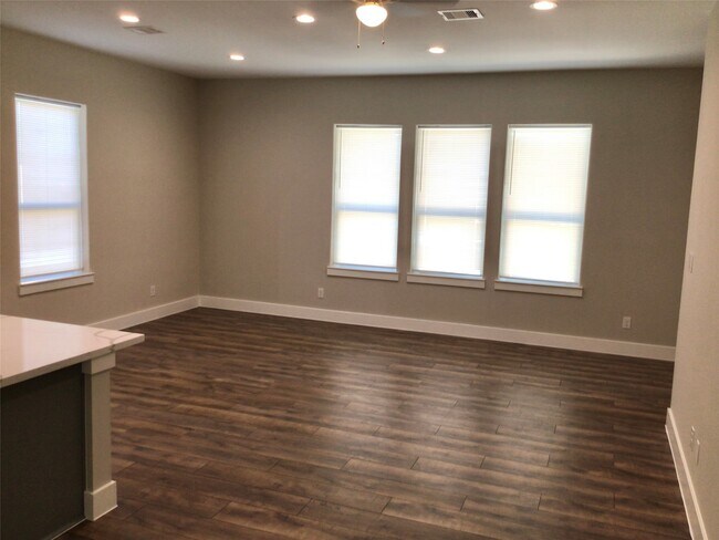 Building Photo - 2109 Marnel Rd