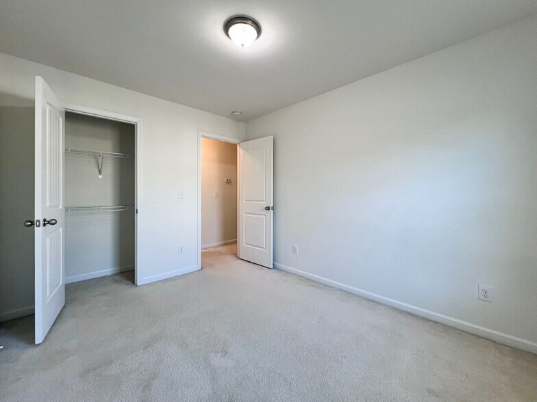 Building Photo - 9938 Sweet Basil Dr