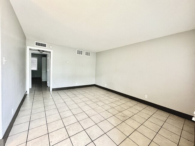 Building Photo - Chic 2-Bedroom Condo in Heart of Las Vegas...