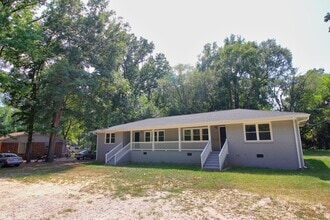 Building Photo - Beautiful 3 bed, 1/5 bath duplex in East R...