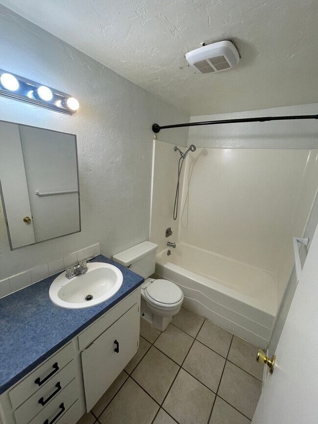 Building Photo - Pet Friendly 2 Bedroom in Lebanon!
