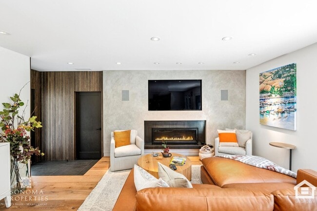 Building Photo - 3 Bedroom Exquisitely Furnished Home