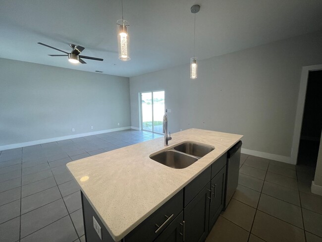 Building Photo - GORGEOUS 4 Bedroom, 2 Bathroom Home in Poi...