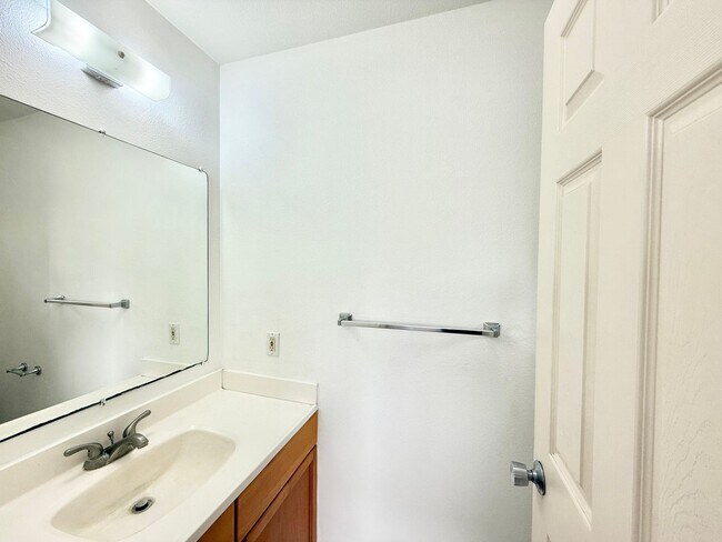 Building Photo - Huge 6br/3ba SF House with Solar Panels!