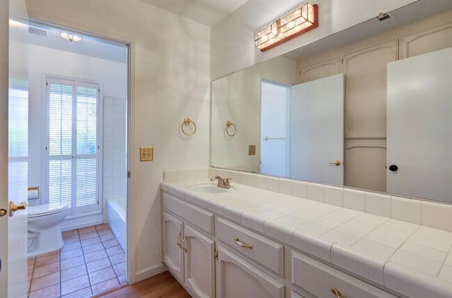 Building Photo - 1067 W Sierra Ave