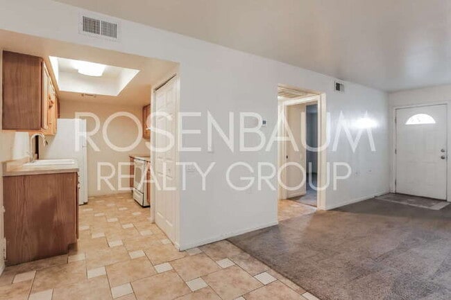 Building Photo - Gorgeous 1-bed, 1-bath downstairs apartmen...