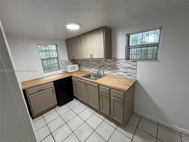 Building Photo - 812 SW 19th Ave