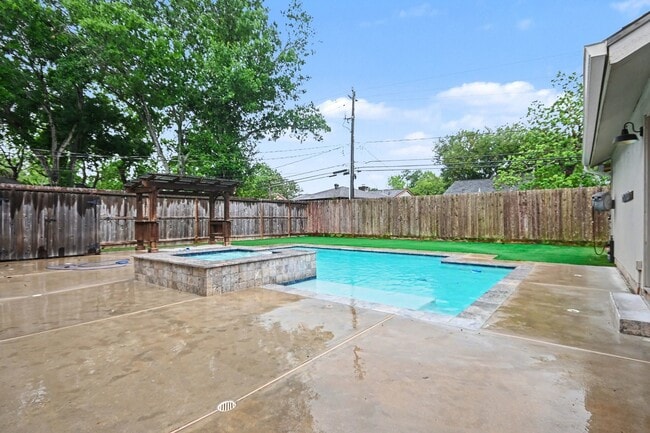 Building Photo - 522 Crestwood Dr