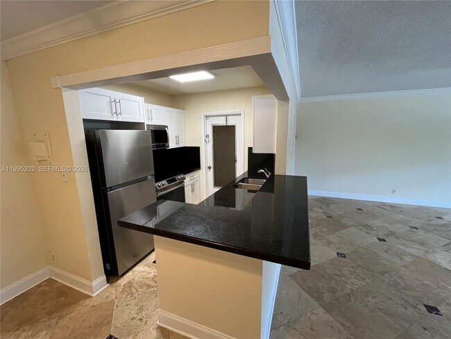 Building Photo - 1958 Monroe St