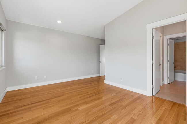 Building Photo - Modern 2BD/2BA Townhome w/ Private Yard, G...