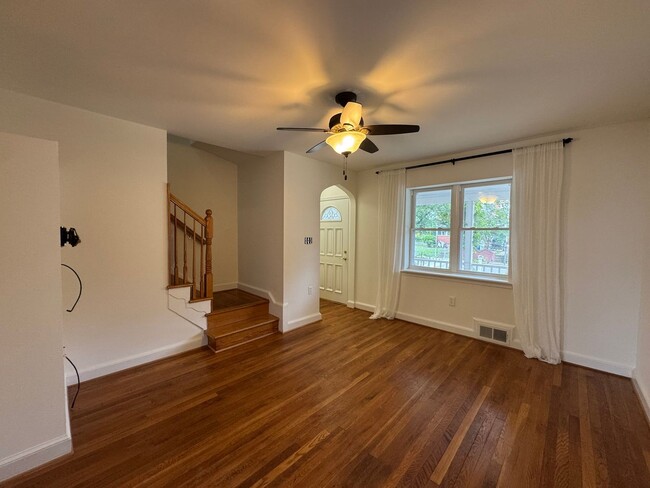 Building Photo - Charming 2 Bed 1 Bath Interior Townhome Wi...