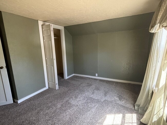 Building Photo - Sutherlin 3 bedroom house with large shop
