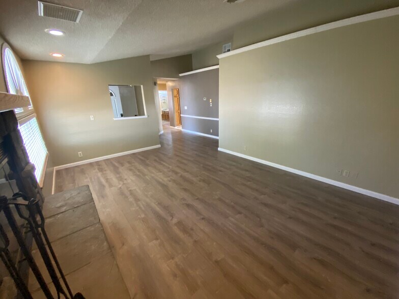 Building Photo - 701 Beth Ln