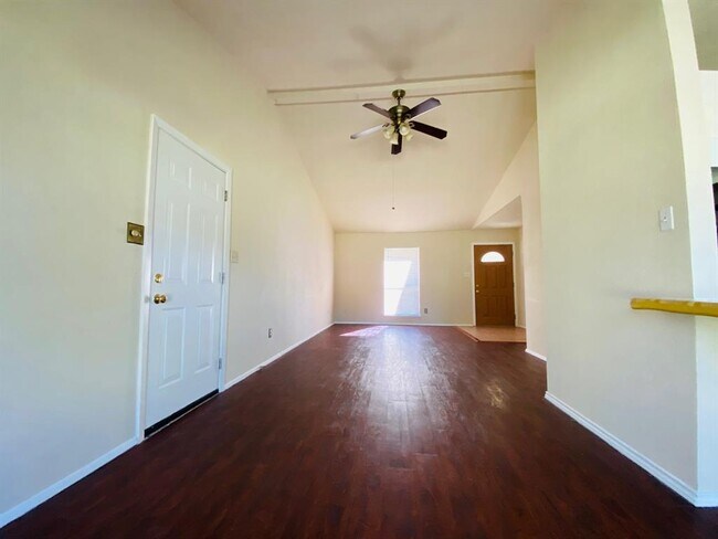 Building Photo - 615 Stonewall Dr