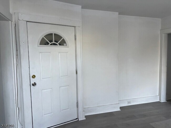 Building Photo - 336 Broad St