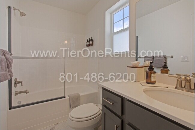 Building Photo - Move-In Special: $500 Off December Rent!