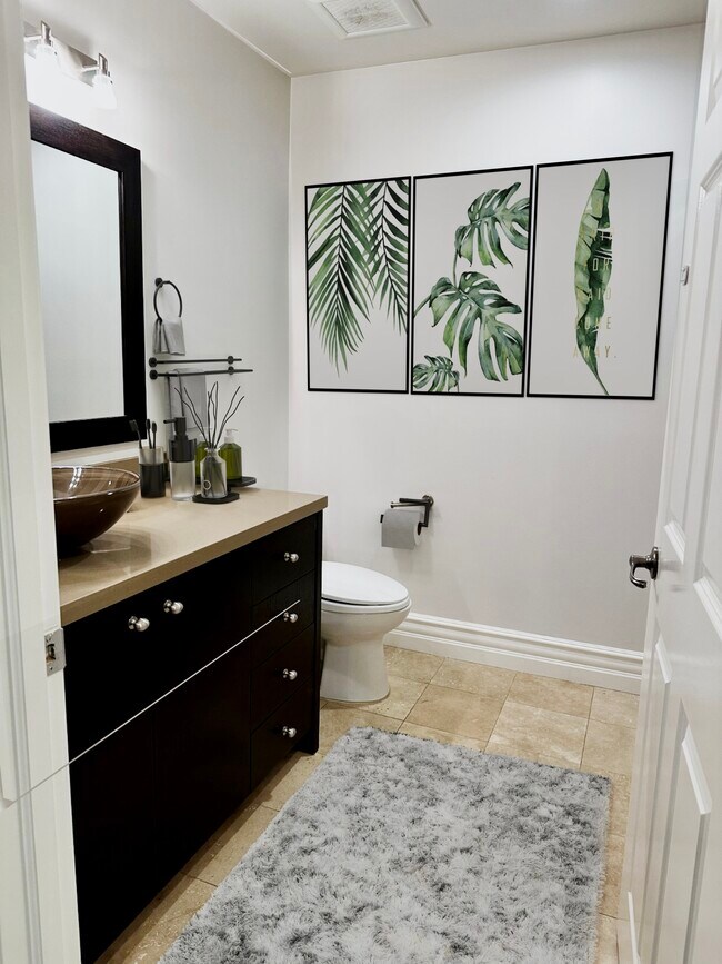 Building Photo - 850 N Croft Ave