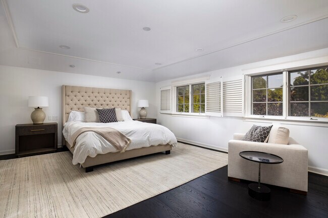 Building Photo - 743 Woodland Dr