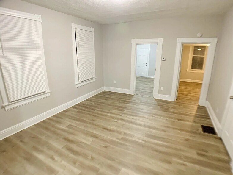 Building Photo - 313 E 16th St