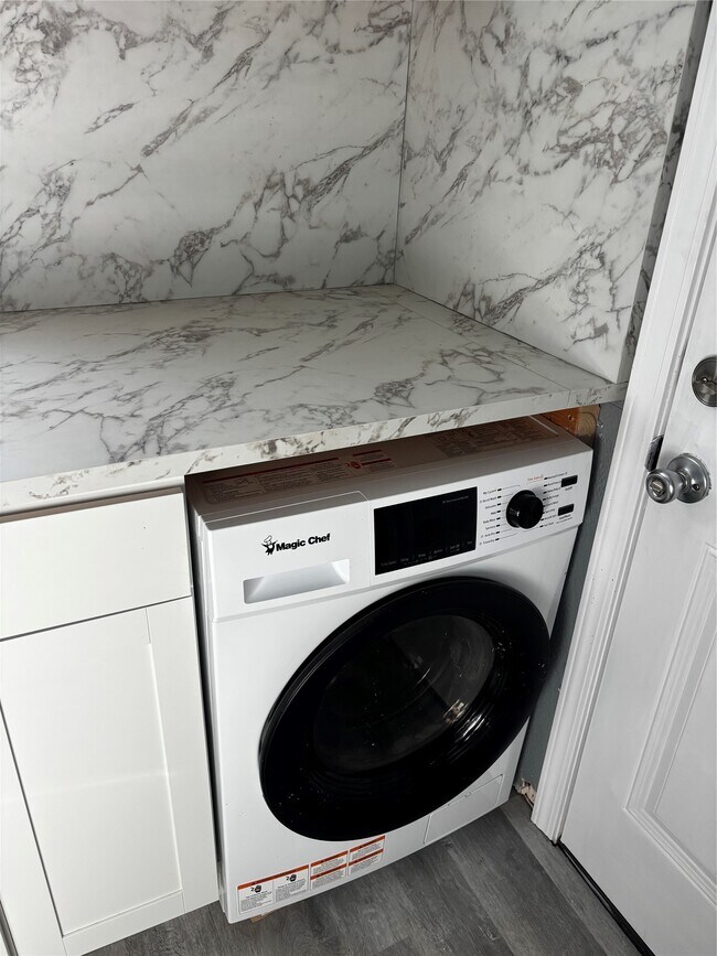 Building Photo - 100B Ross St