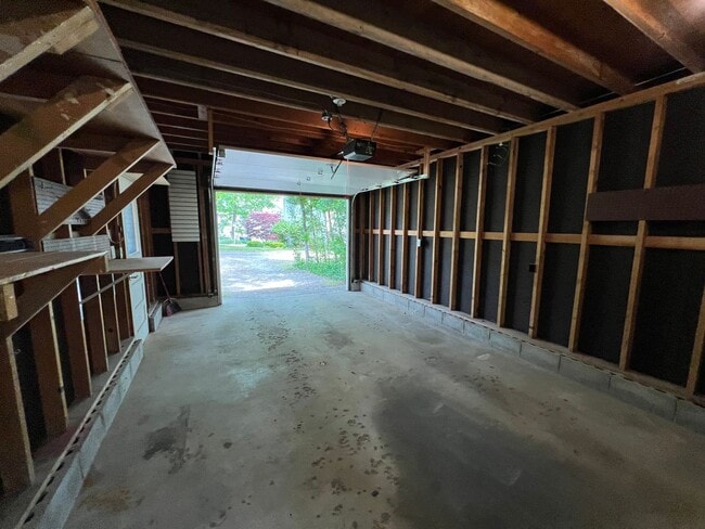 Building Photo - The Little Bungalow of Your Dreams Near East Bay! 2BR / 1BA Long-Term Rental