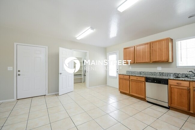 Building Photo - 3 Bedroom Pet-Friendly Home in Tucson, AZ with Main Street Renewal