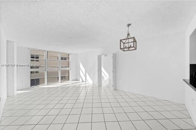 Building Photo - 1228 West Ave