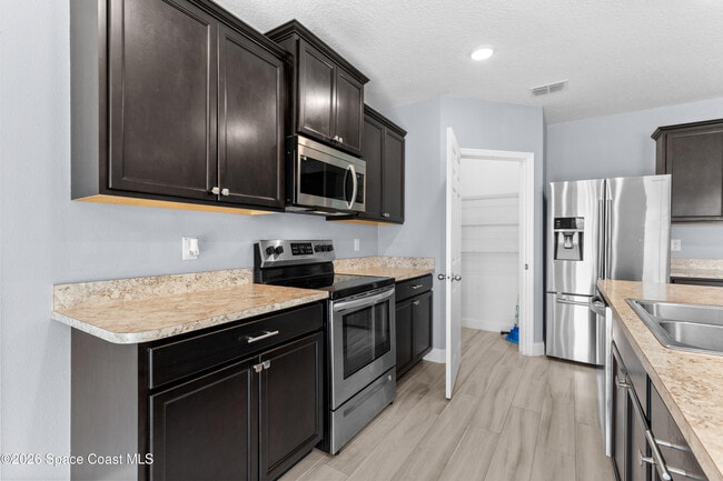 Building Photo - 402 Moray Dr