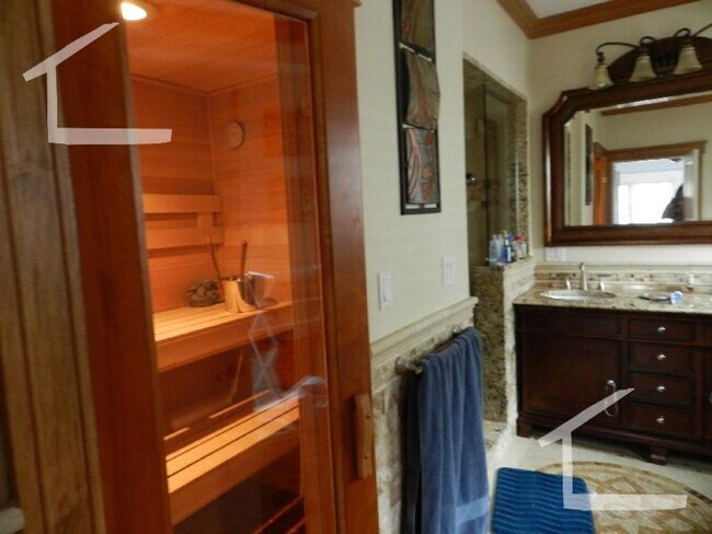 Building Photo - No Brokers Fee, No Security Deposit, In Unit Washer/Dryer, Pets friendly, Parking Included, Centr...