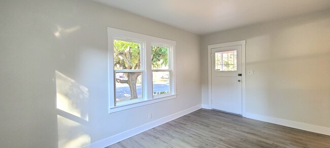 Building Photo - Very Cute Newly Renovated Single-Family Ho...