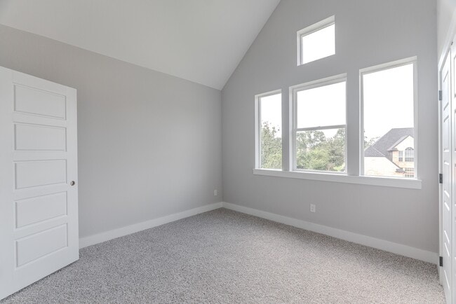 Building Photo - 624 Edgewood Dr