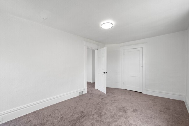Building Photo - 129 Newburn Ave