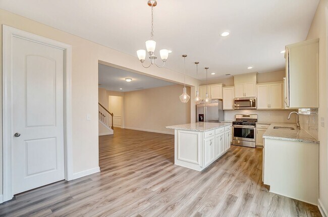 Building Photo - 3 Bedroom Townhome in Steele Creek!