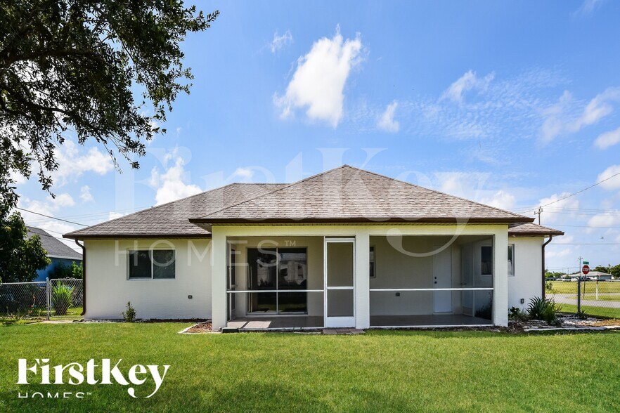 Building Photo - 817 NE 9th St