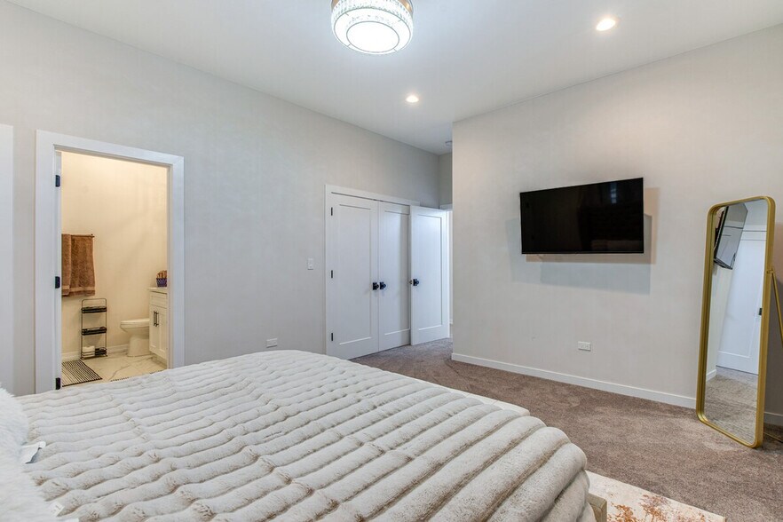 Building Photo - 5436 S Michigan Ave