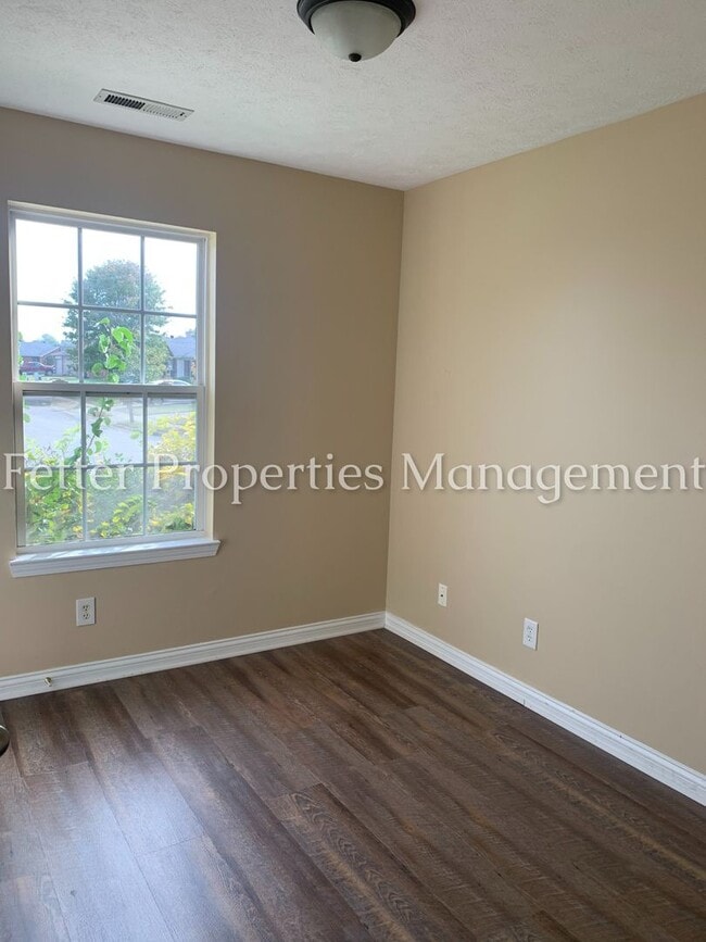 Building Photo - Dazzling Newburgh Home!